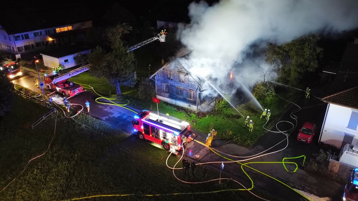Fünf Feuerwehren der Nachbargemeinden und auch aus der Schweiz rückten zur Brandbekämpfung an.⇒vol.at