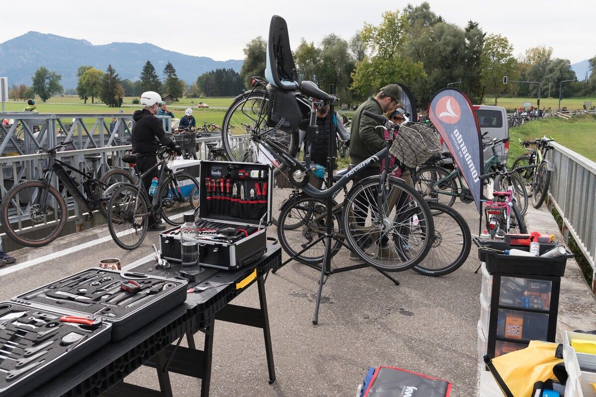 Für die Radler gehört ein umfänglicher Fahrradcheck dazu.