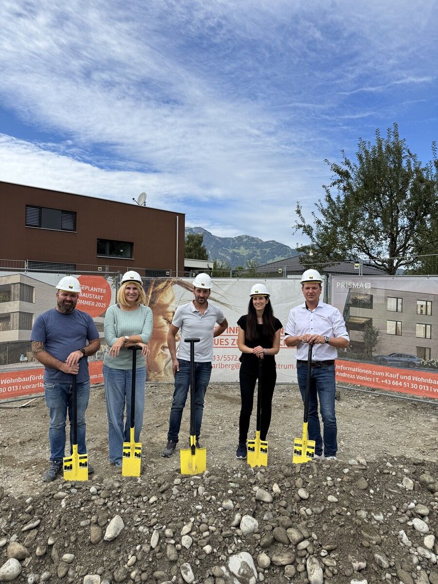 Gemeinsamer Spatenstich mit David Kreinz (Bauleiter), Arch. Britta Wohlgenannt (Aicher Architekten), Christian Riediger und GF Anna Hilti (Hilti &Jehle) sowie PRISMA Projektleiter Andreas Vonier.⇒ Prisma