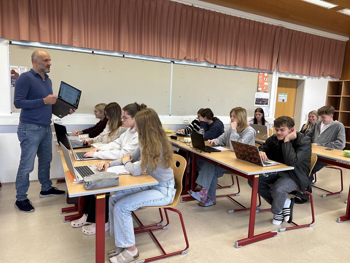 Gernot Hämmerle während einer Unterrichtsstunde im Fach Journalismus. ⇒Fa