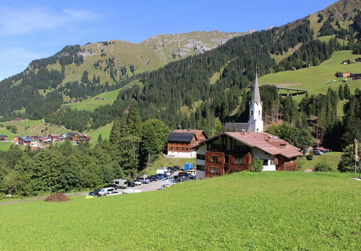 Gespannt blickt der Bregenzerwälder Tourismus dieser Tage nach Schröcken, wo eine Entscheidung darüber ansteht, wie es mit der seit vielen Jahren diskutierten Nachnutzung des Mohnenfluh-Areals weitergehen soll. ⇒Peter Strauss