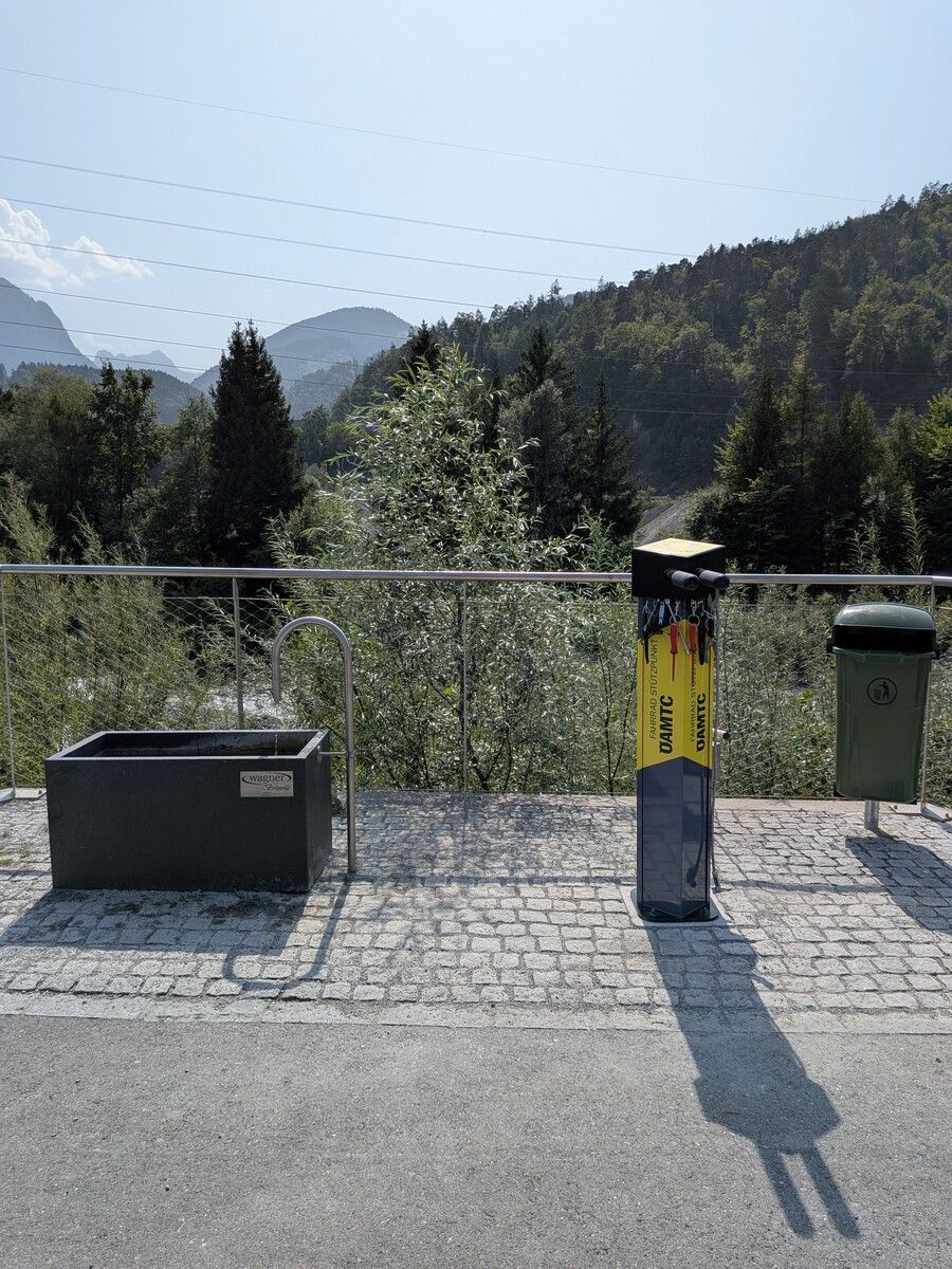 Direkt am Radweg befindet sich die Fahrrad-Reparatursäule.