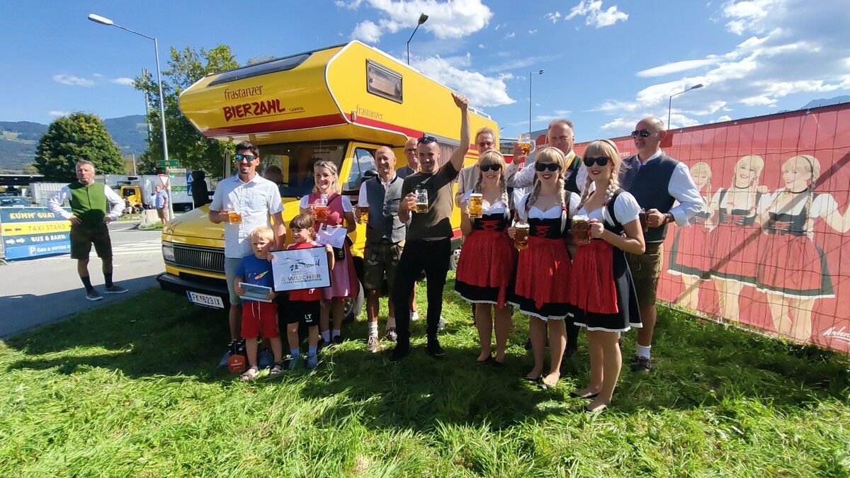 Glückliche Gewinner der Bierzahl-Verlosung. Das traditionelle Bockbierfest der Frastanzer Brauerei begeisterte Besucher aus dem ganzen Land.⇒HE