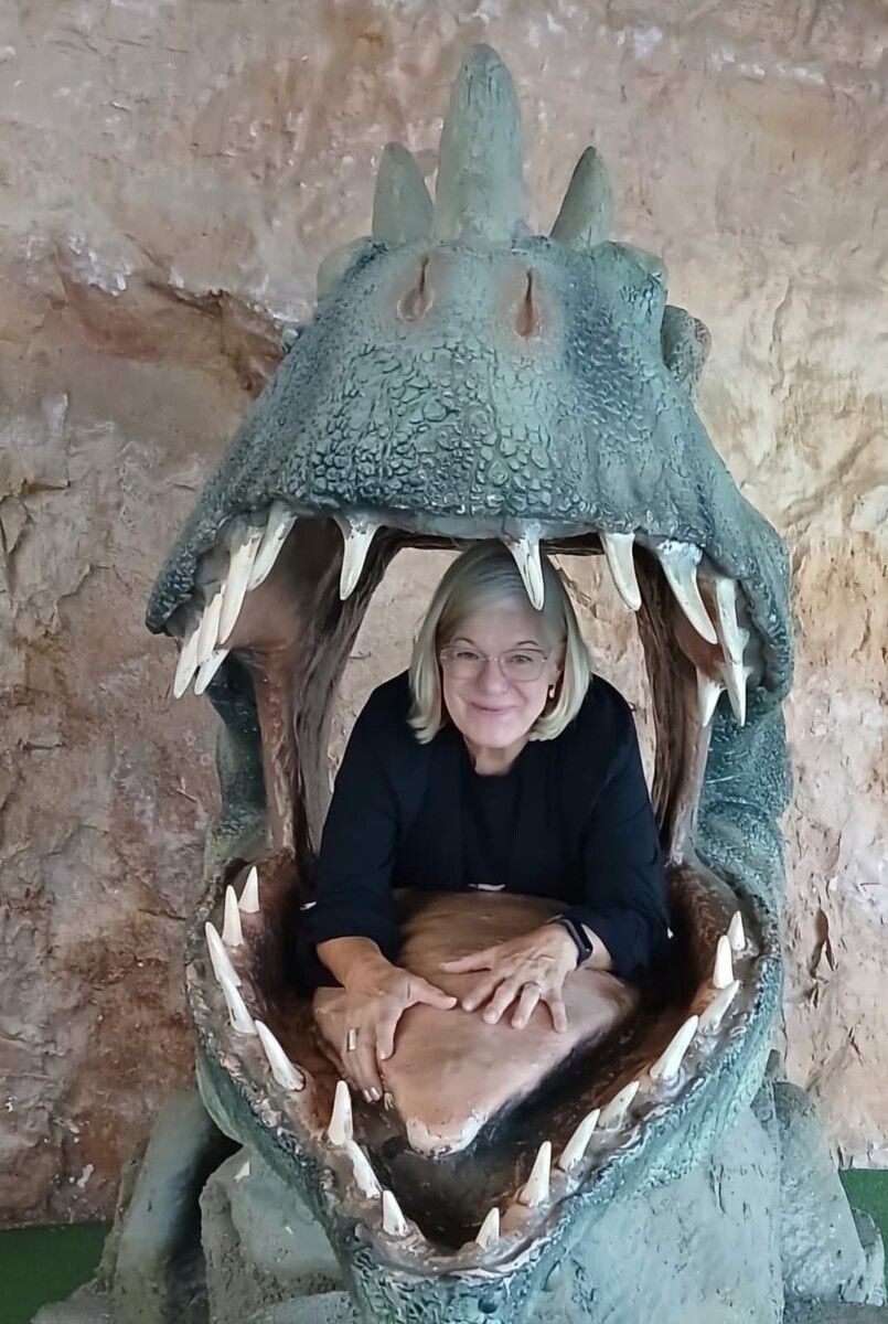 Grrr! Ingrid Wald (68) aus Dornbirn hat es im DinoPark in Liberec in Tschechien mit den Riesen der Urzeit aufgenommen.
