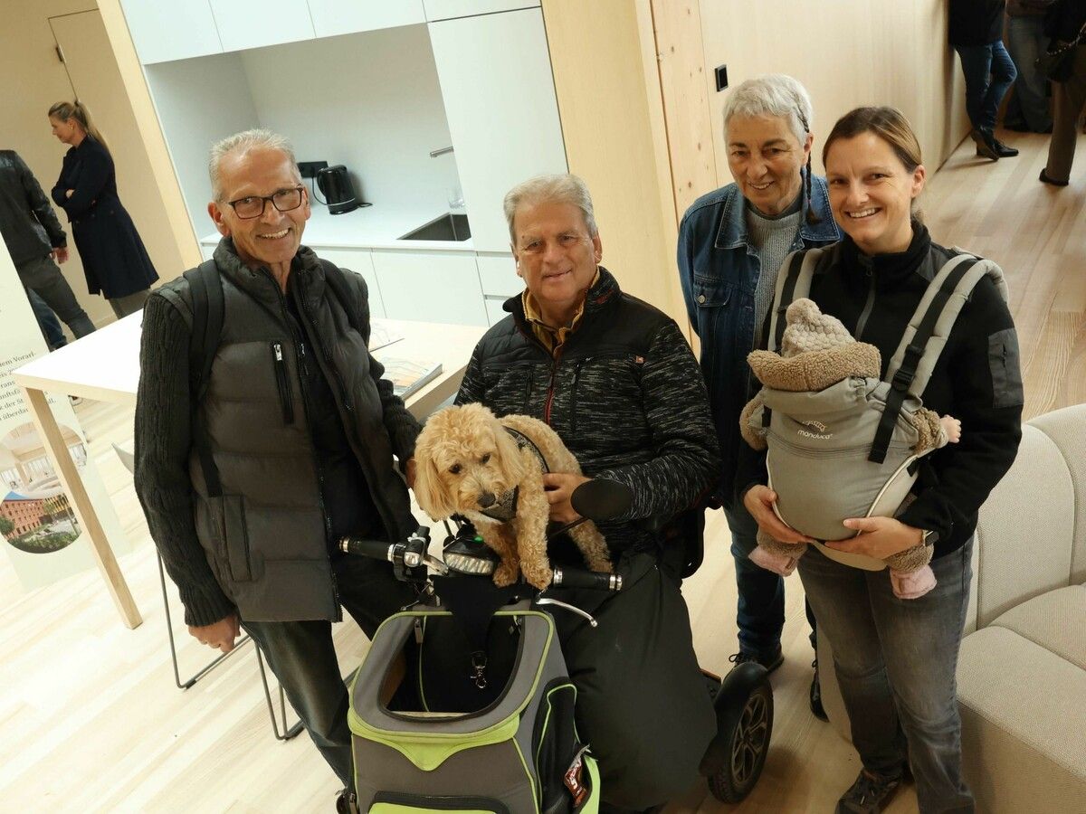 Günter Linder, Anton Pfanner, Vierbeiner „Protos“, Maria und Nicole Linder mit Lara.⇒Arno Meusburger
