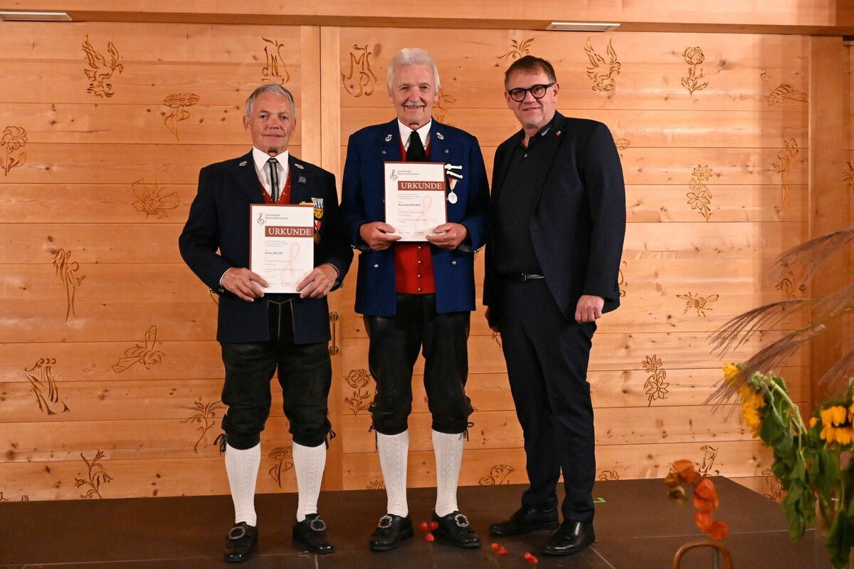 Günter Müller und Roland Burtscher wurden für 60 Jahre Mitgliedschaft ausgezeichnet.⇒dob