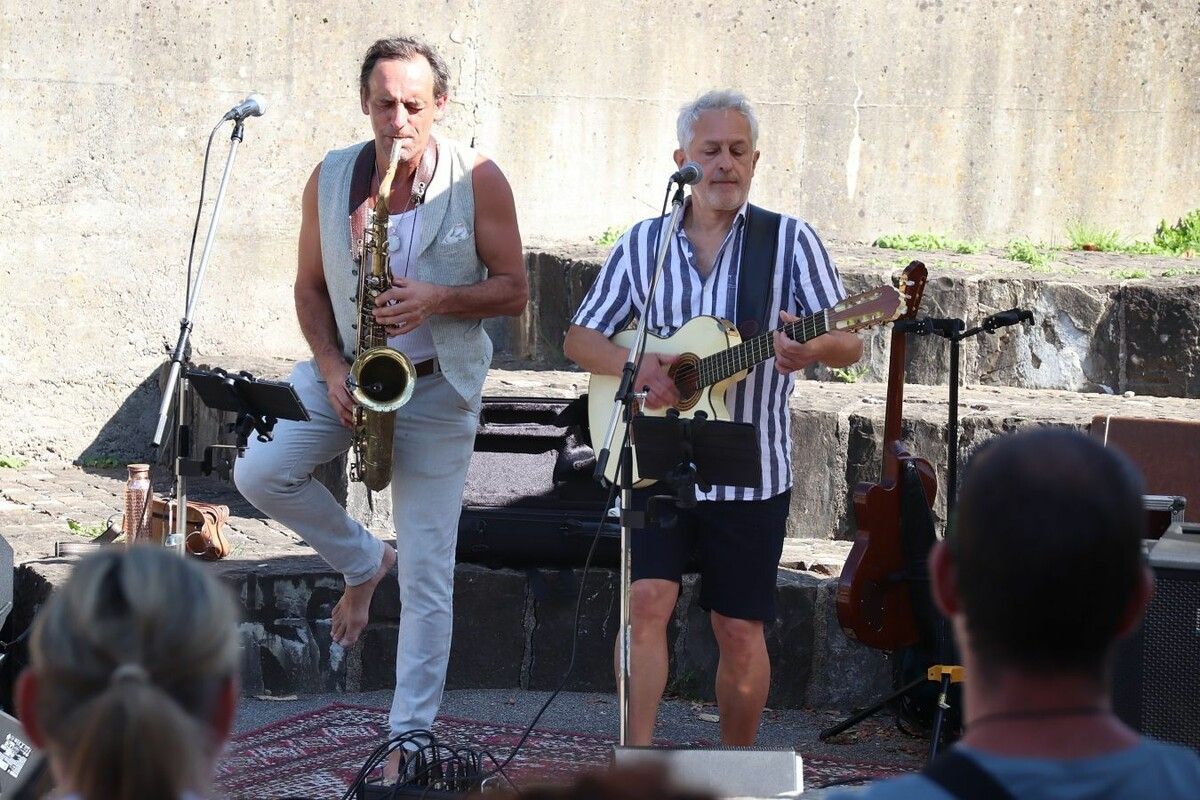 Harald Kräuter und Thomas Vigl spielten auf dem Schulplatz in Bildstein. ⇒WAM