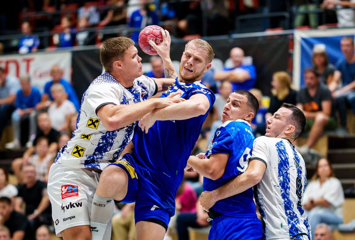 Hard-Neuzugang Tryggvi Jónsson im Duell mit Hollabrunn-Legionär Rade Radjenovic, der vier Sekunden vor dem Ende den 29:29-Ausgleich erzielte. ⇒GEPA