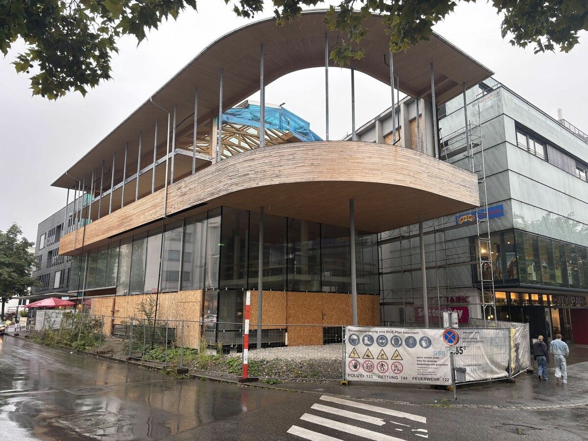 Hier stand früher eine Postsparkasse. Seit 2019 ist hier eine Baustelle, auf der selten gebaut wird. ⇒VN/Rauch