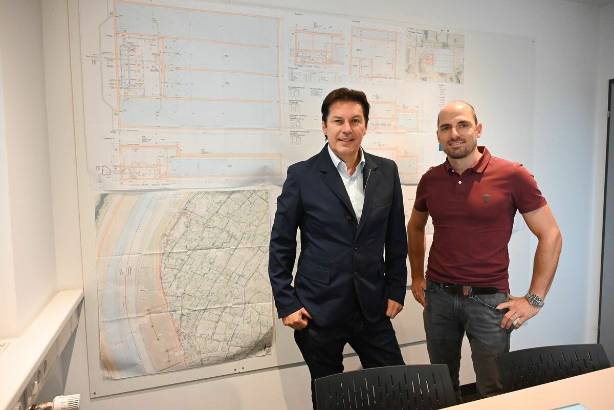 Hoch- und Tiefbaureferent Martin Fitz und Lothar Isele, Leiter des Wasserwerks Lustenau, demonstrieren, wo sich die neuen Trinkwasserbrunnen befinden.⇒BVS (3)