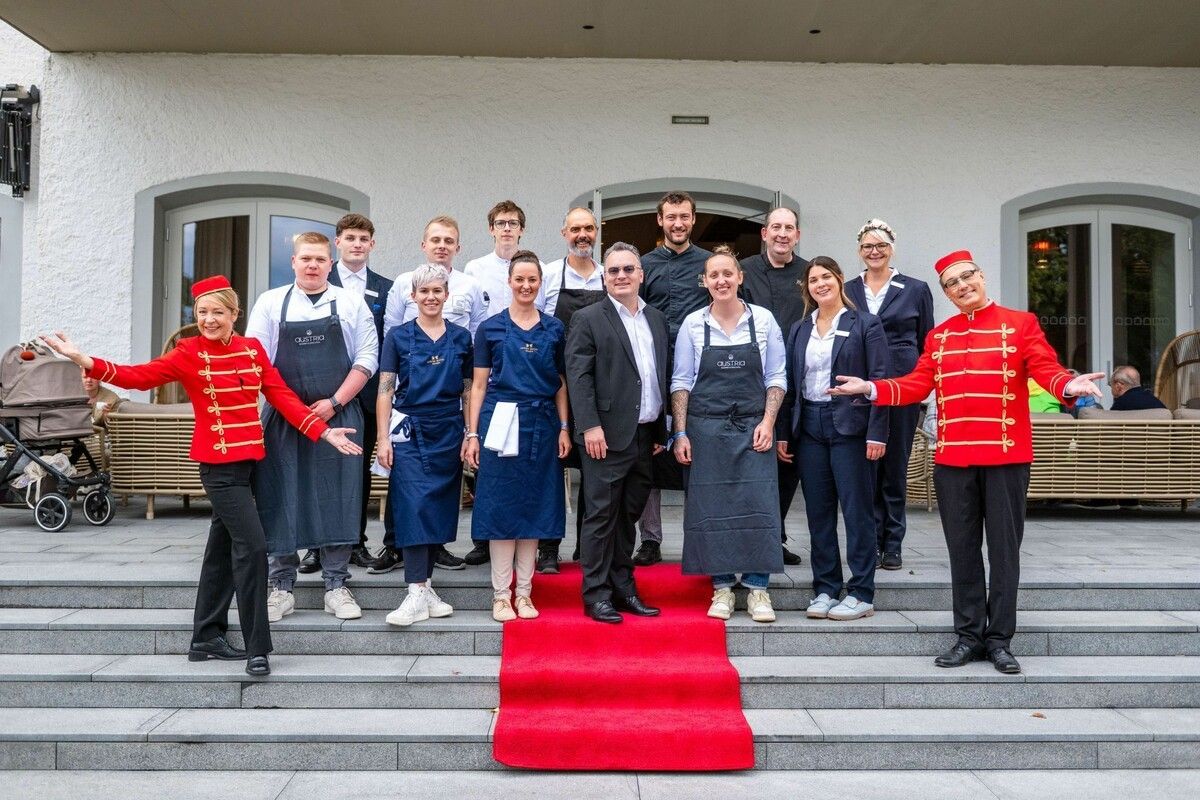 Hoteldirektor Michael Kreipp (Mitte) mit dem Team des Seehotels am Kaiserstrand und den Gastköchinnen und Gastköchen. ⇒VN/Rhomberg