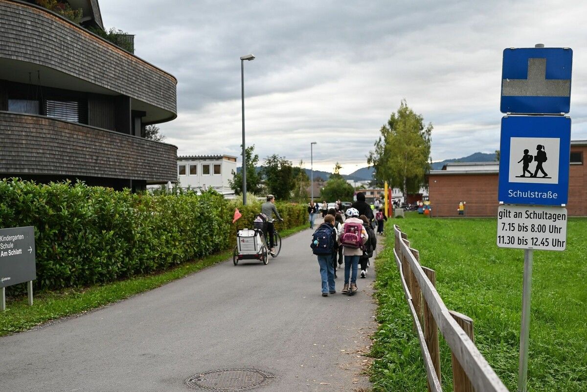 Im Birkenweg sind vor Schulbeginn und bei Schulschluss keine Autos erlaubt. ⇒BVS
