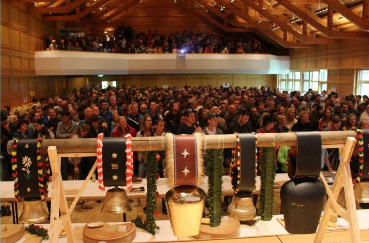 Im Mittelpunkt der Traditionsveranstaltung stehen bei der 32. Käseprämierung die „Objekte der Begierde“, die Glocken für die Senner des Jahres.⇒stp