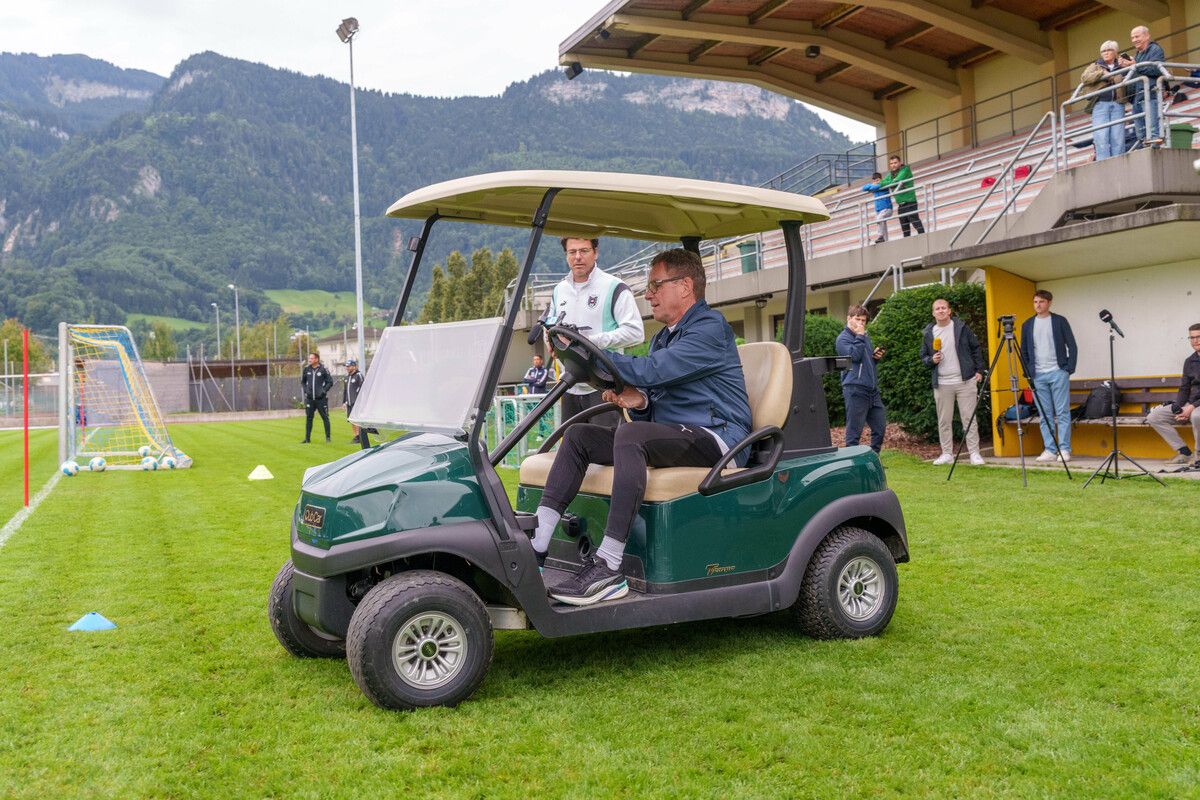 In Bosnien fuhr Teamchef Ralf Rangnick noch mit dem Fahrrad aufs Feld, In Hohenems mit einem Golf-Caddy.⇒stiplovsek