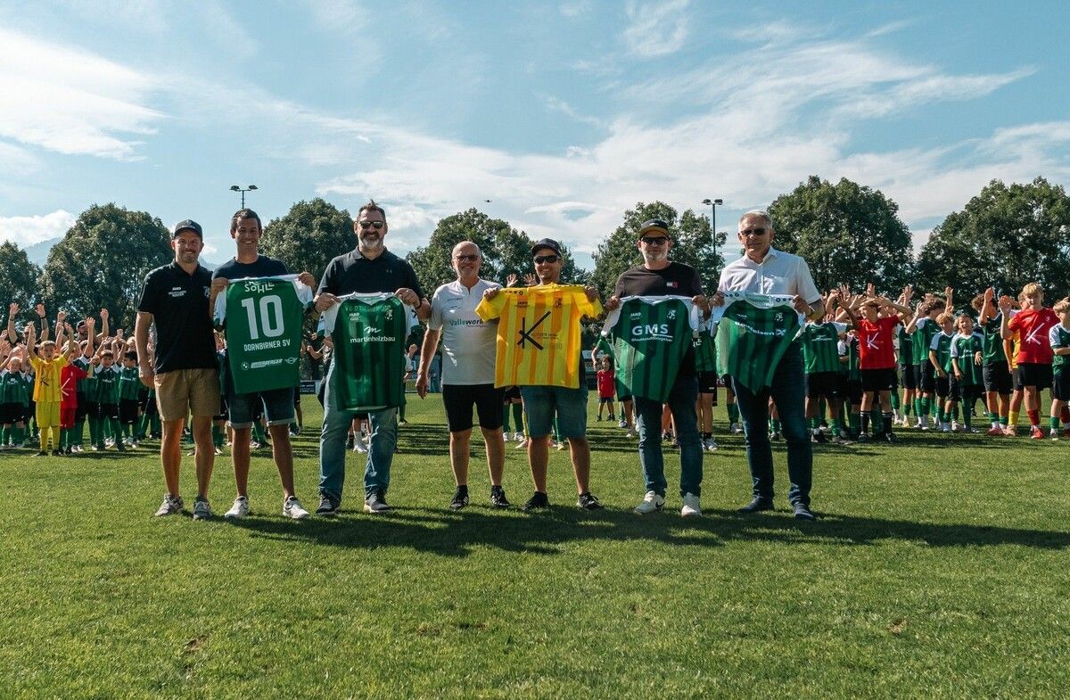 In der Halbzeitpause der Partie DSV gegen den FC Hard präsentierten die Haselstauder ihre neuen Dressen.⇒ Carmen Thurnher (2)