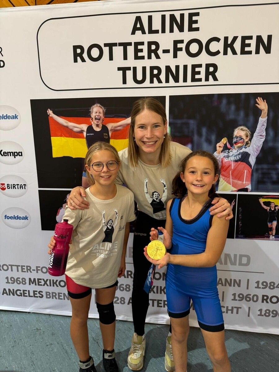 In der Mitte die Welt- und Olympiasiegerin Aline Rotter-Focken mit den beiden KSV-Mädchen Veronika Markotenko und Ella Kathan. ⇒Armin Loacker