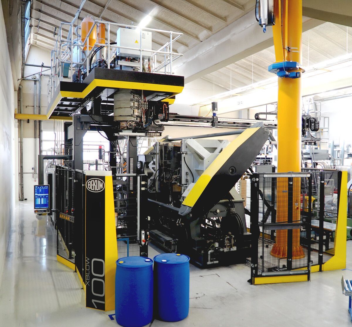 In dieser Blasmaschine entsteht das neue L-Ringfass mit einem Rezyklatanteil von rund 35 Prozent.⇒Fries Kunststofftechnik
