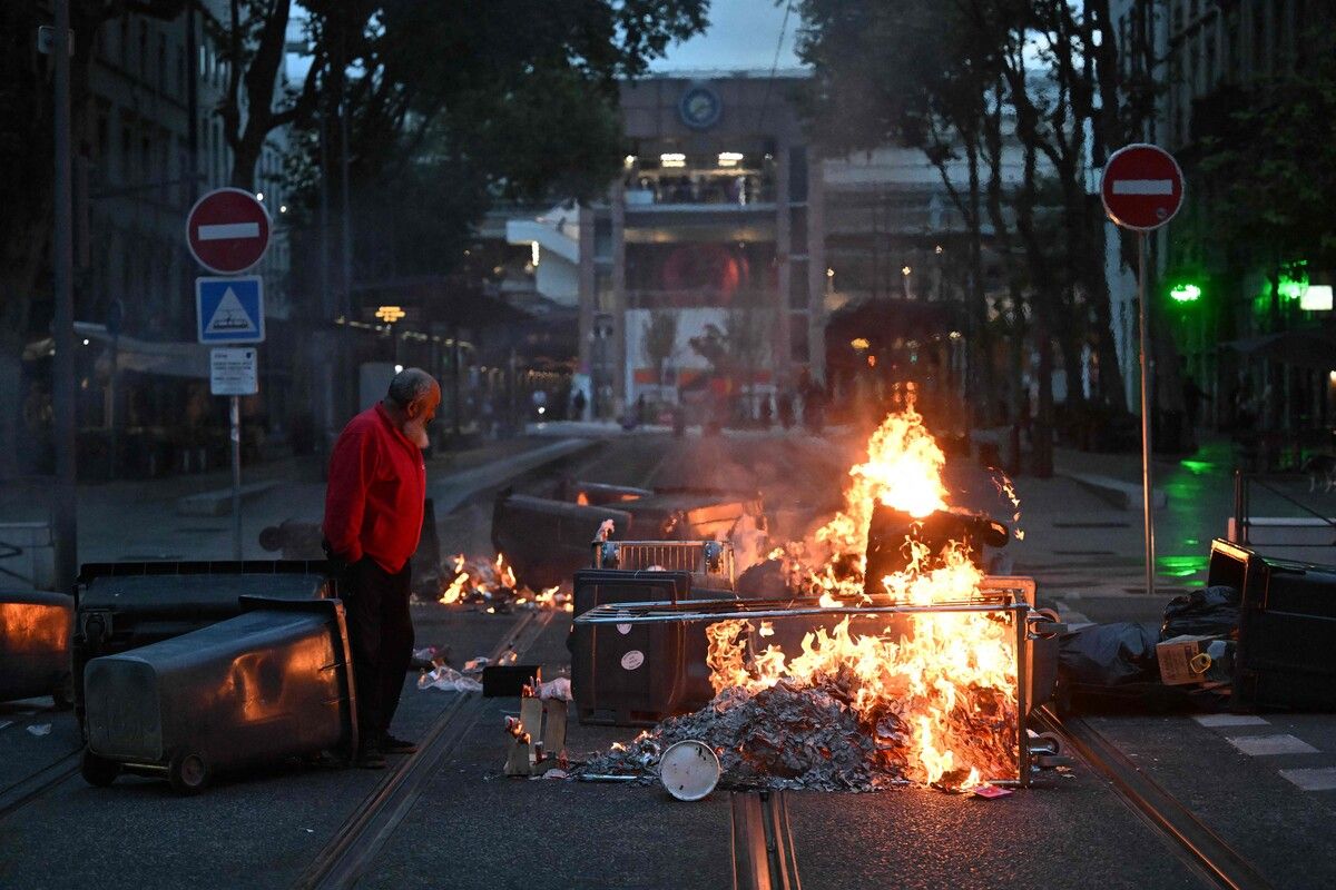 In Lyon, Frankreich, setzen Protestierende bei der Bewegung „Bloquons tout“ Mülltonnen in Brand und blockieren den Verkehr. AFP (5)