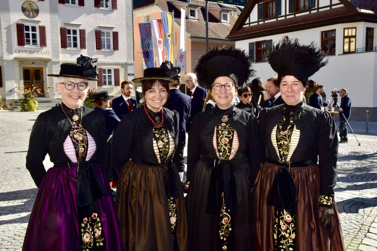 Ingrid Fritz, Natalie Zuderell, Petra Stocker und Andrea Ortner genossen die Agape, zu der sie in der Montafoner Festtagstracht erschienen.⇒ SCO