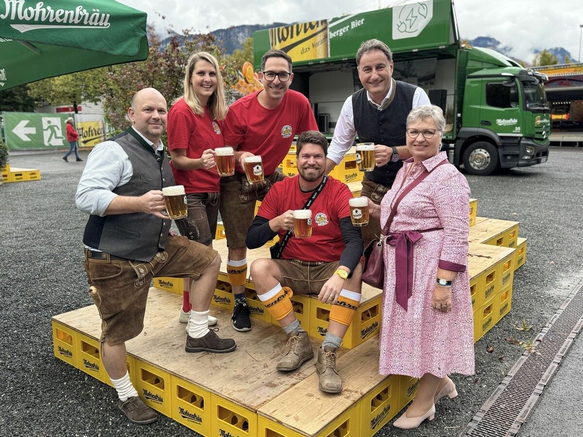Irmgard Huber, Mohrenbräu-GF Thomas Pachole, Braumeister Tim Greeger, Vivienne Pfanner, Andreas Linder und Bosse Danielsen beim Mohren Brausilvester. ⇒Sigrid Juen