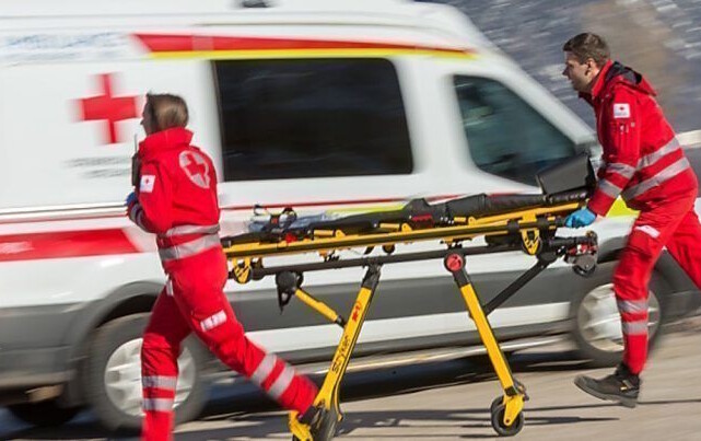Jede Hilfe kam zu spät: Die Rettungskräfte konnten bei der Ankunft nur noch den Tod des Verunfallten feststellen. ⇒symbol/apa