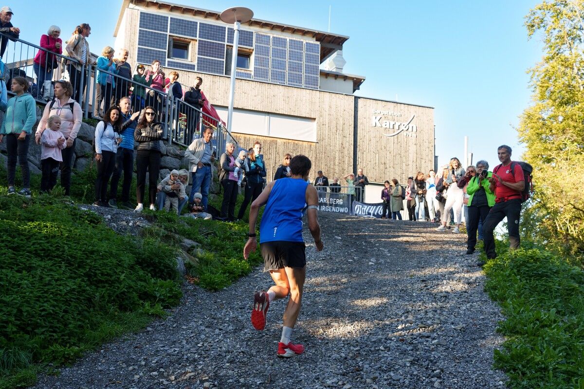 Jubel bei der Ankunft an der Bergstation. ⇒Stadt