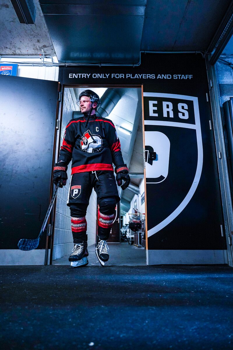 Kevin Macierzynski und die Pioneers Voralberg sind bereit: Zum Saisonauftakt gastiert man am Freitag bei den Black Wings in Linz.⇒Verein/Luka Kolanovic