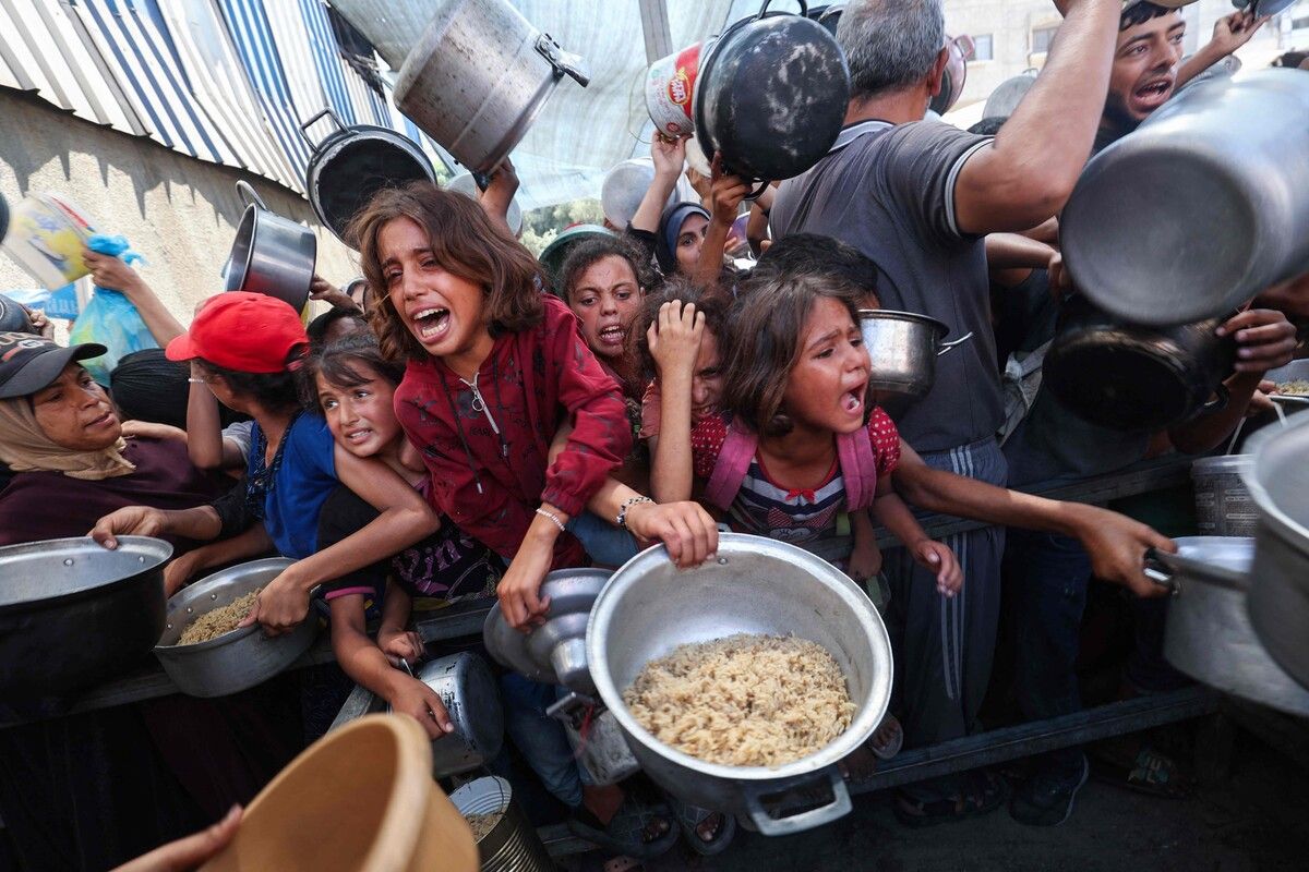 Kinder drängen sich im Flüchtlingslager Nuseirat im Gazastreifen, um eine warme Mahlzeit zu erhalten. Die UNO hat nach fast zwei Jahren Krieg eine Hungersnot ausgerufen. AFP