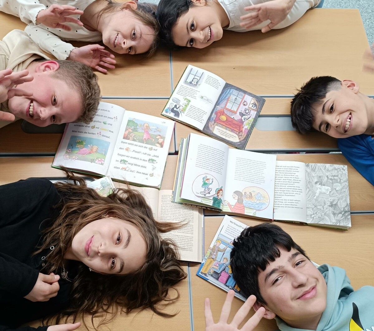 Kinder entdecken gemeinsam im Caritas-Lerncafé die Welt der Bücher.