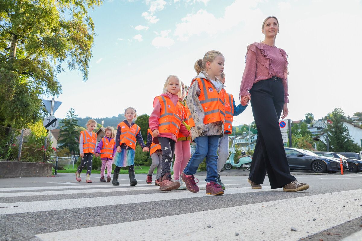 Kindergartenleiterin Isabella Frener und ihre Schützlinge legen großen Wert auf Verkehrserziehung – von Liedern bis zur Polizeiübung.