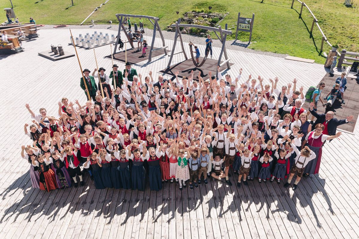 Kindergruppen aus ganz Vorarlberg trafen sich beim Kindertrachtenfest oberhalb von Gaschurn und präsentierten ihre Trachten sowie ihr Können. ⇒Landestrachtenverband/Lisa Mathis