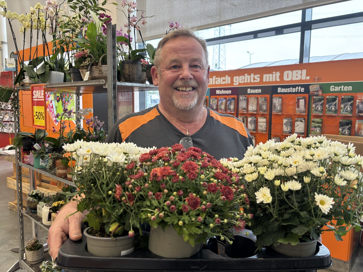 Klaus Schwarz, Teamleiter der Gartenabteilung im OBI Dornbirn, befürwortet das neue Angebot mit der App „Too Good To Go“ aus Gründen der Nachhaltigkeit.⇒VN/GRK