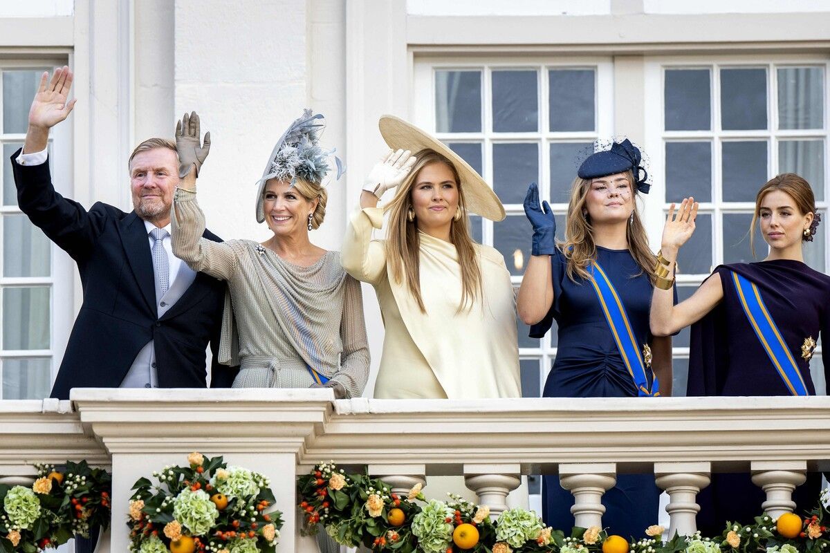 König Willem-Alexander, Königin Máxima und die Prinzessinnen Amalia, Ariane und Alexia winken zum Prinsjesdag vom Balkon des Noordeinde-Palasts in den Niederlanden. AFP (5)