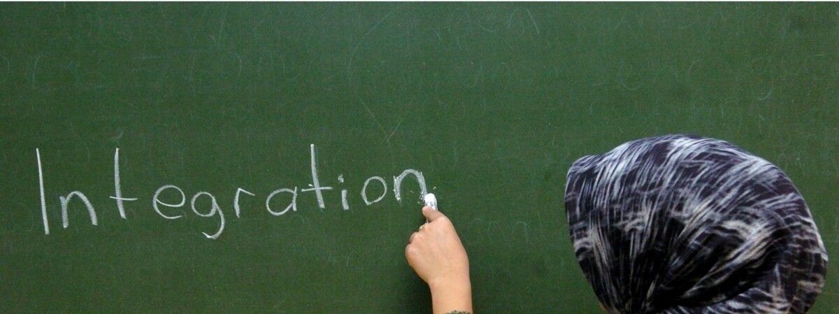 Kopftuch und Integration. Ist das vereinbar? Die Bundesregierung glaubt nicht. Sie will ein Kopftuchverbot für Schülerinnen bis 14 Jahre einführen. ⇒APA