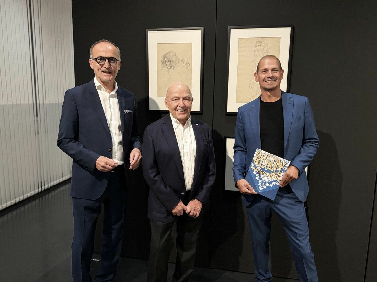 Kunstsammler Hans Bäumler (Mitte) mit Kurator Tobias G. Natter und Geschäftsführer Stefan Jielg bei der Ausstellungseröffnung.⇒Sigrid Juen