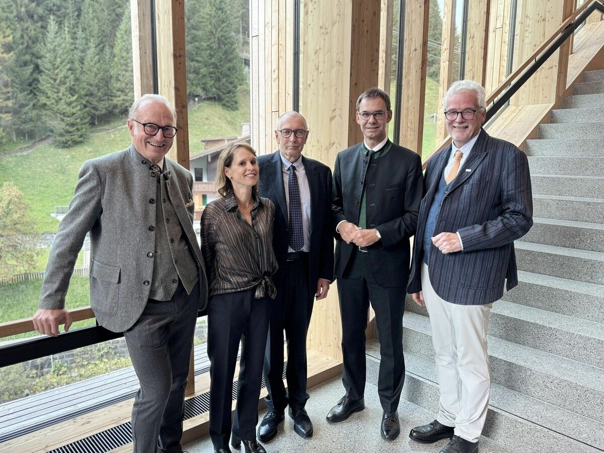 Landeshauptmann Markus Wallner, Bürgermeister Gerhard Lucian und Obmann Ludwig Muxel mit den Intendanten Barbara Bleisch und Konrad Paul Liessmann. ⇒Sigrid Juen