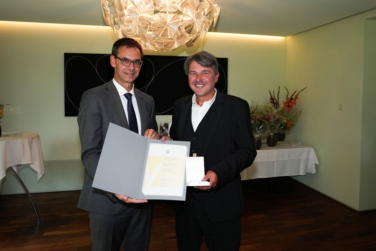 Landeshauptmann Markus Wallner (links) ehrte Kurt Fischer. ⇒VLK