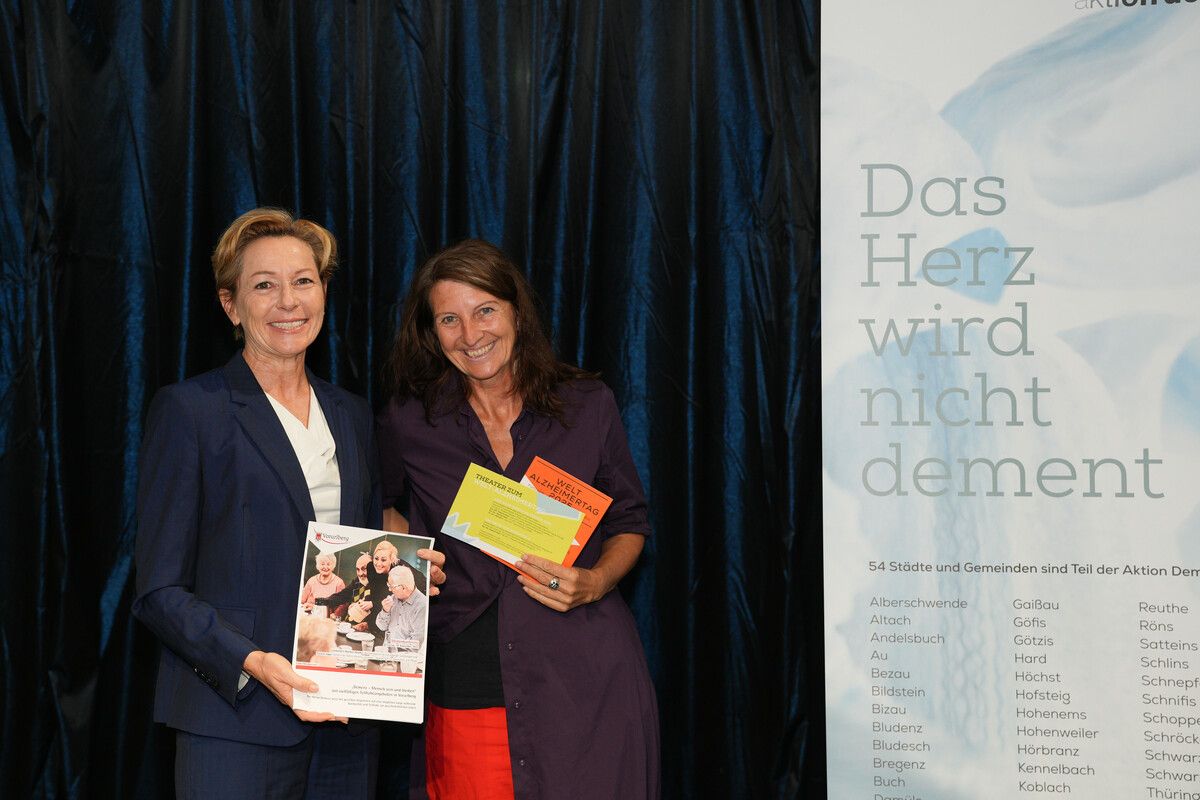 Landesrätin Martina Rüscher (l.) und Aktion-Demenz-Leiterin Daniela Egger präsentierten das Programm zum Welt-Alzheimertag.⇒vlk