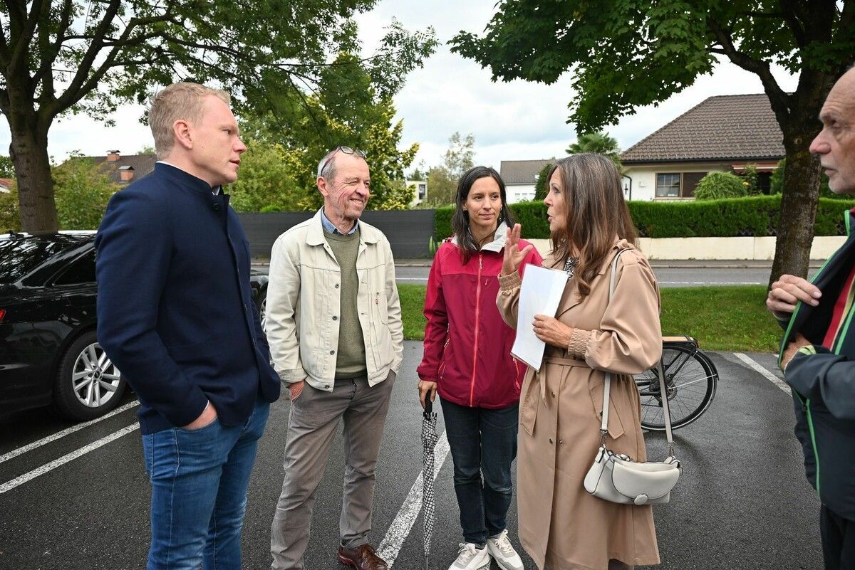 Landesstatthalter Christof Bitschi im Gespräch mit den Anrainern Thomas Mittelberger, Amelie Merten und Karin Bitschnau (v.l.) .