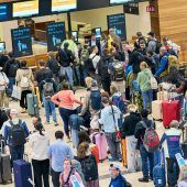 Lange Schlangen am Flughafen nach Cyberangriff und Marathon