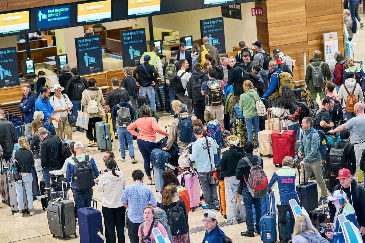 Lange Warteschlangen prägten gestern das Bild am Flughafen Berlin. ⇒APA