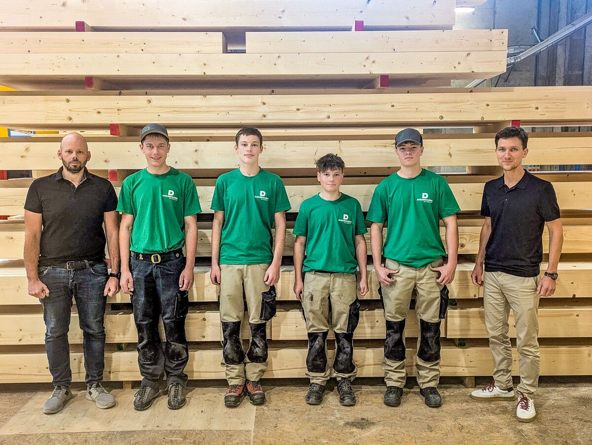 Lehre Die Firma Dobler Holzbau in Röthis begrüßt ihre vier neuen Mitarbeiter, die heuer die Lehre als Zimmerer begonnen haben. Durch die Lehrzeit werden sie von Benedikt Corn, Emanuel Vith und Robert Kathan begleitet. ⇒Dobler