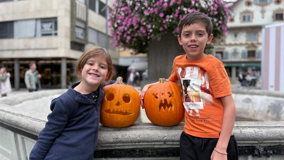 Lena und Elias präsentierten beim Herbstmarkt stolz ihre Kürbis-Kunstwerke. ⇒cth (2)