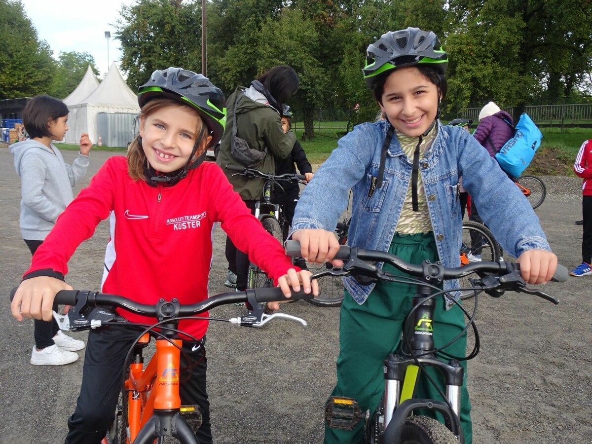 Lina und Aseenat hatten viel Spaß beim Aktionstag, der Kinder in Bewegung brachte. ⇒Carmen Thurnher (3)