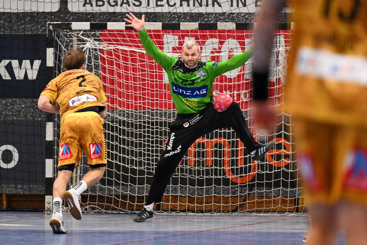 Linz-Goalie Aliaksei Kishou zog mit seinen Paraden, darunter vier Siebenmeter, den Bregenzern den Zahn. ⇒GEPA