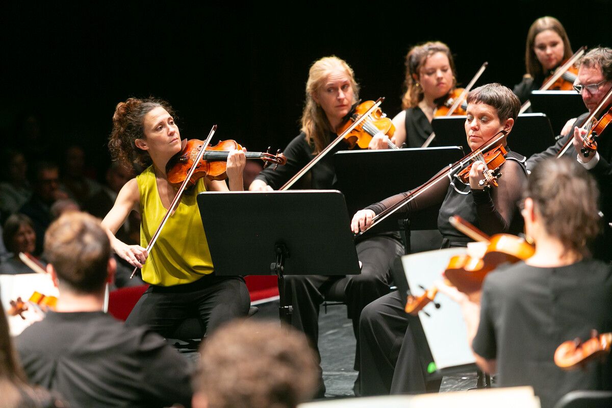 Lorenza Borrani interpretierte eindrucksvoll das großartige Violinkonzert der Schweizer Komponistin Ursina Maria Braun. ⇒dietmar mathis