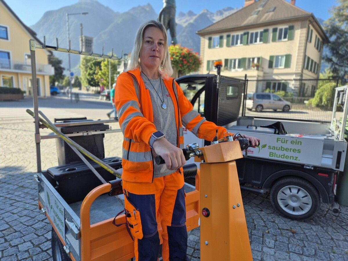 Manuela Zech arbeitet seit zweieinhalb Jahren bei der Bludenzer Straßenreinigung. ⇒VN/JUN (3)