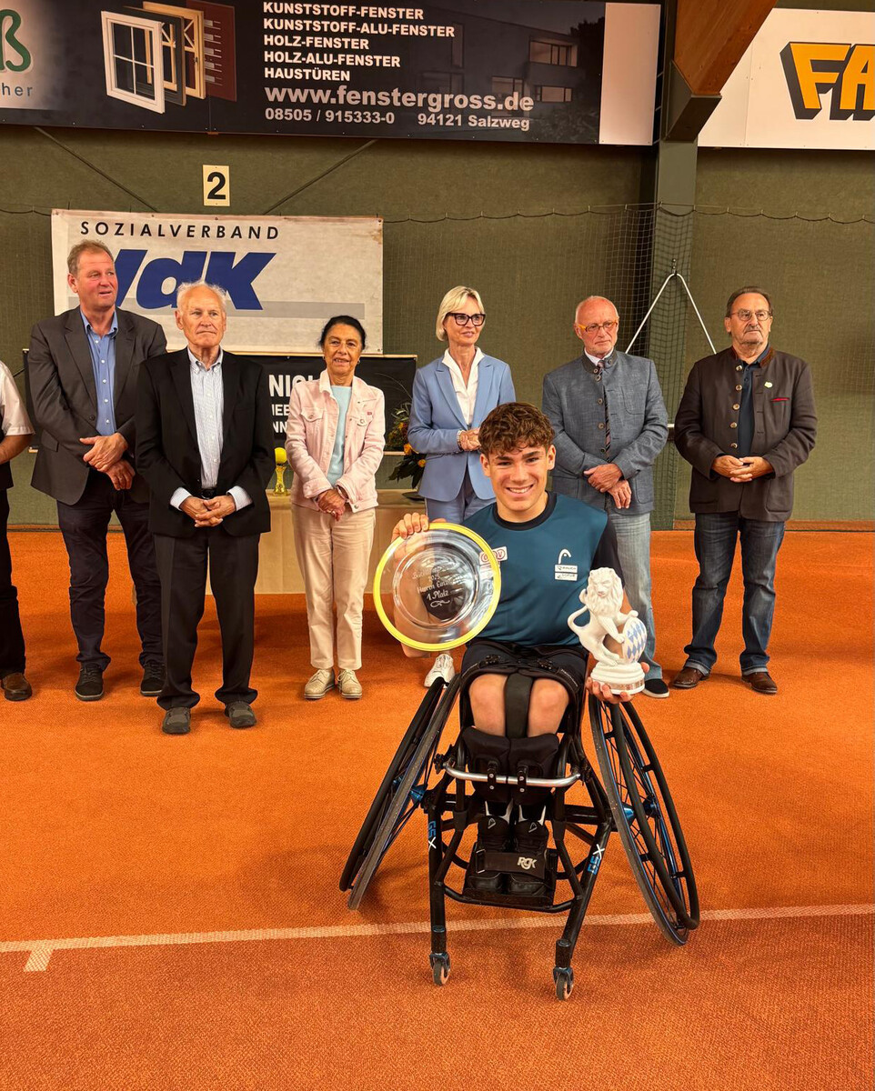 Maximilian Taucher mit seinen Siegertrophäen in Büchlberg.⇒Privat