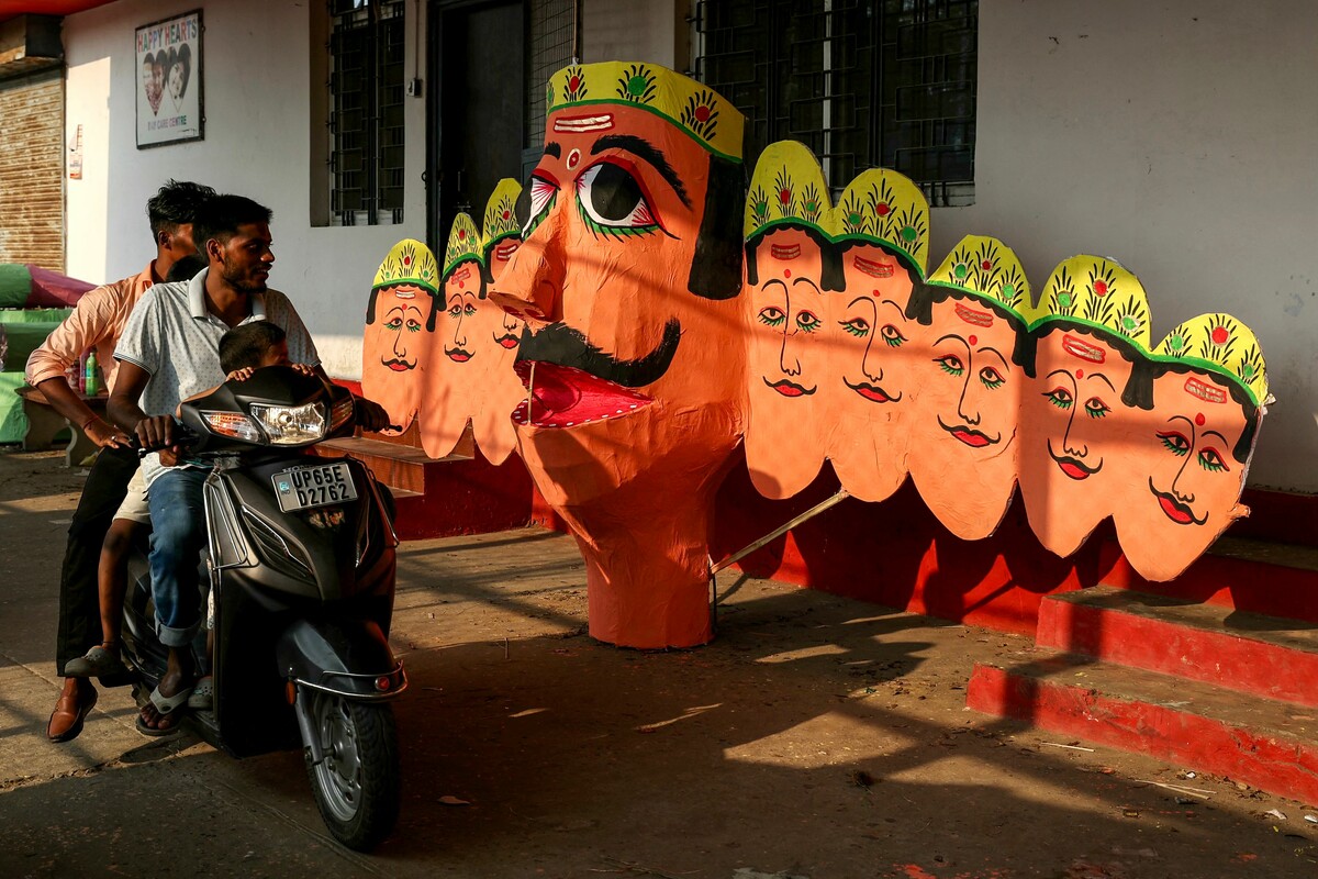 Menschen fahren im indischen Varanasi an einer Ravana-Effigie vorbei – dem Dämonenkönig aus dem Hinduismus. AFP (5)