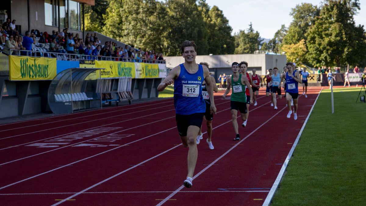 Michael Gantner stürmt vor vollbesetzter Tribüne dem U20-Meistertitel im 800-m-Lauf entgegen.⇒ÖLV